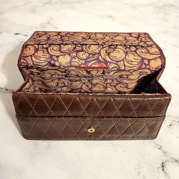 Unique HOBO The Original Burgandy Embossed with Brown Quilted Contrast Wallet - Picture 4 of 13